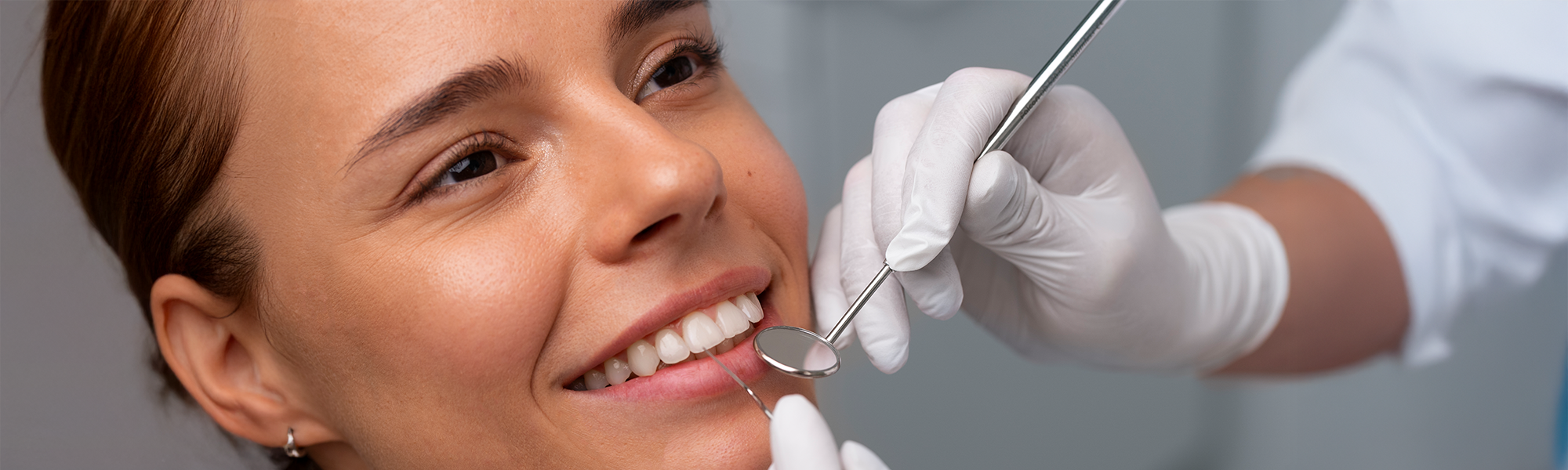 close-up-dentist-instruments